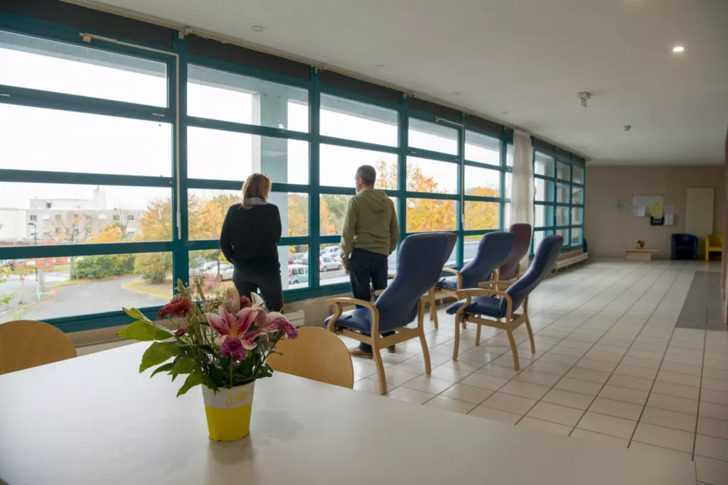 salle avec 2 personnes