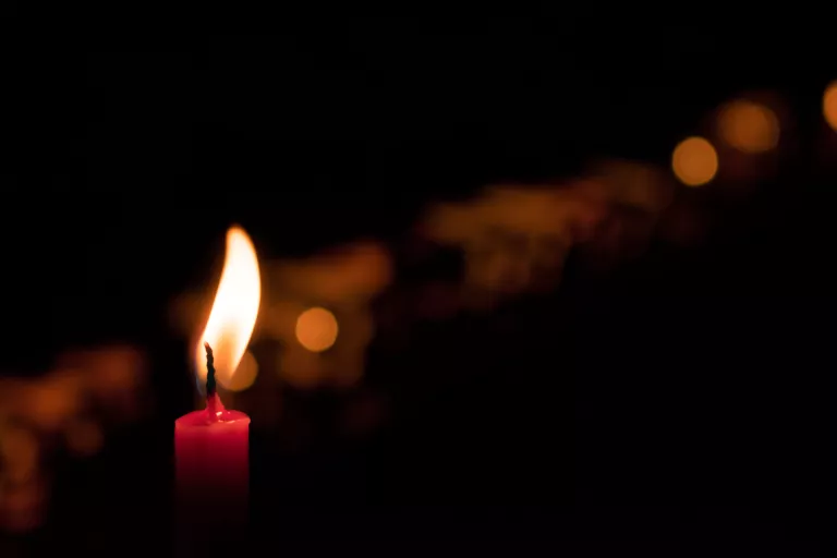 bougie allumée dans le noir