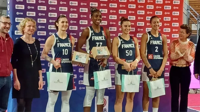 Les joueuses de basket remettent un don à l'hôpital