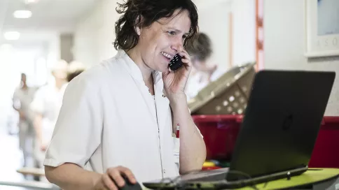 médecin au téléphone