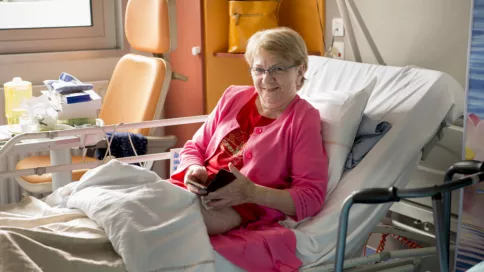 patiente sur lit d'hôpital